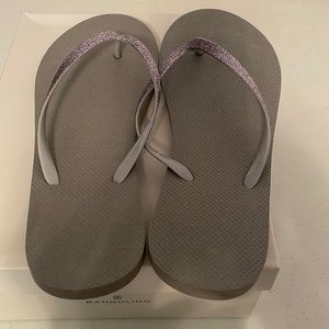 Target sparkle glitter flip flops silver/gray size 9/10 ; Like New